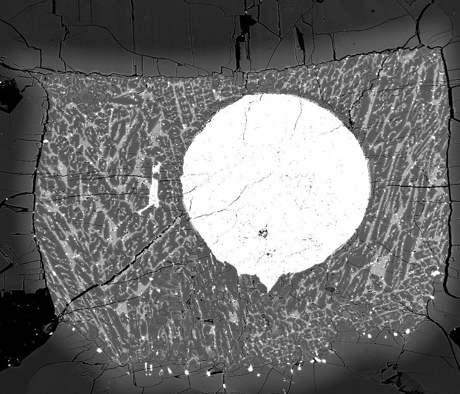 Electron microscope image of a metal sphere surrounded by silicate melt